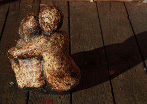 skulptur familie von hinten