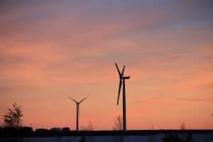 windraeder vor rotem abendhimmel