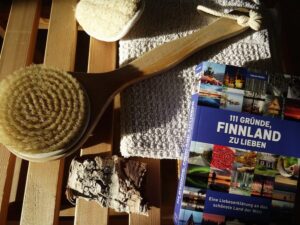 111 Gründe Finnland zu lieben - Buch mit Handtuch auf Saunabank ©Foto: Tarja Prüss | Tarjas Blog - Reiseblog Finnland