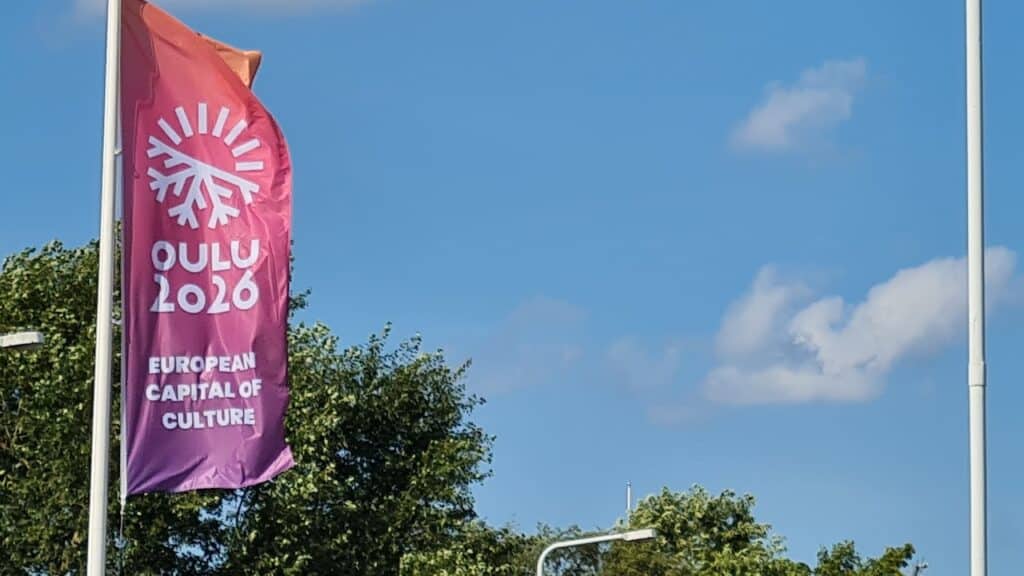 Oulu2026 Fahne in Oulu. Foto: Tarja Prüss | tarjasblog.de