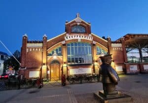 Oulu Marktpolizist und Markthalle. Foto: Tarja Prüss | tarjasblog.de