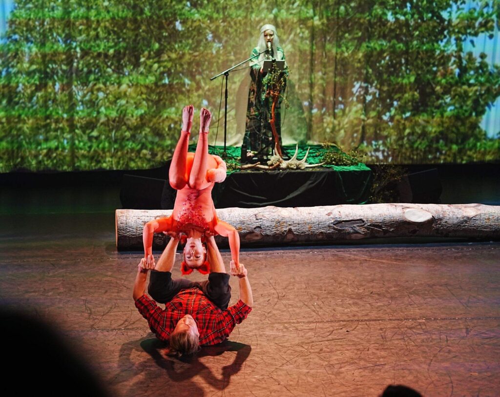 Performance Vili Vornanen & Anniina Haapalainen. Tähtikämmen in Valve, Oulu. Foto: Tarja Prüss