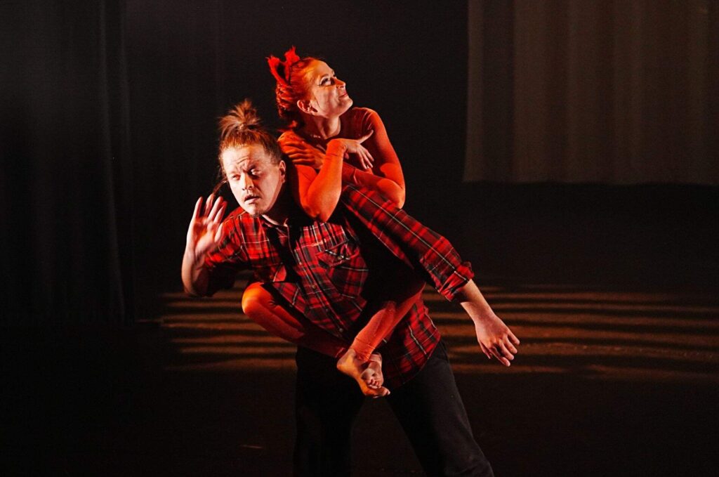 Performance Vili Vornanen & Anniina Haapalainen. Tähtikämmen in Valve, Oulu. Foto: Tarja Prüss