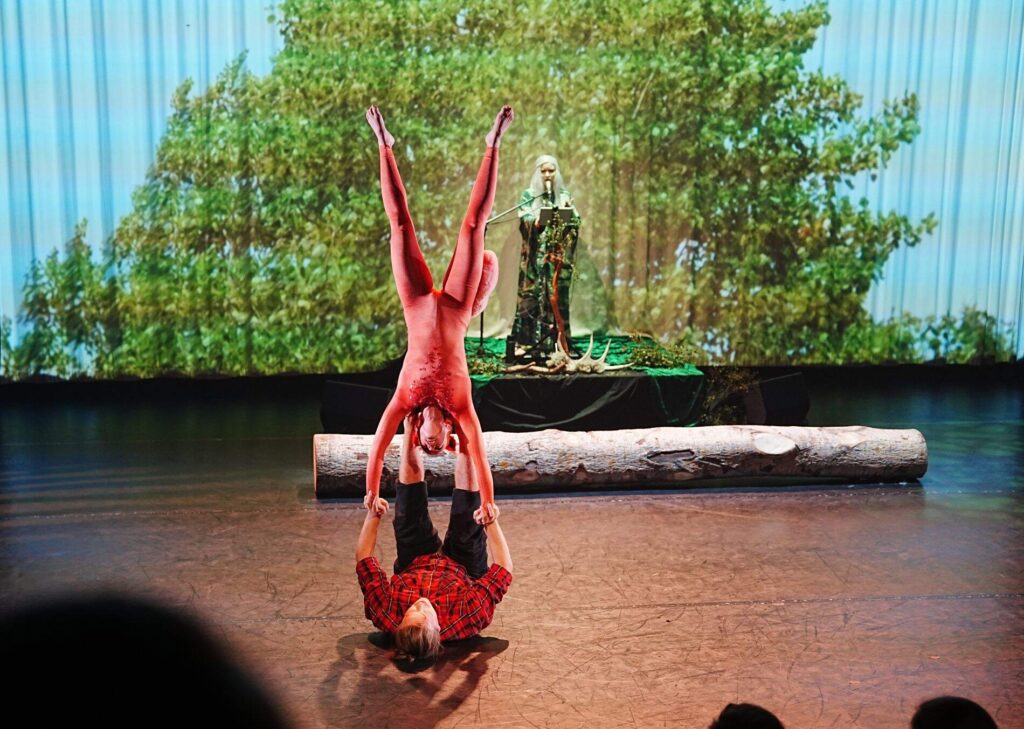 Performance Vili Vornanen & Anniina Haapalainen. Tähtikämmen in Valve, Oulu. Foto: Tarja Prüss