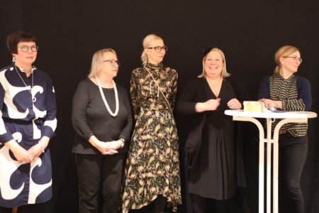 Voller Saal bei Finnland Tagen in München 6 von links nach rechts: Anna Heino, Arja Decker, Mia Maljojoki, Tuija Komi, Anna Kiiskinen ©Tarja Prüss |Tarjas Blog - Reiseblog Finnland